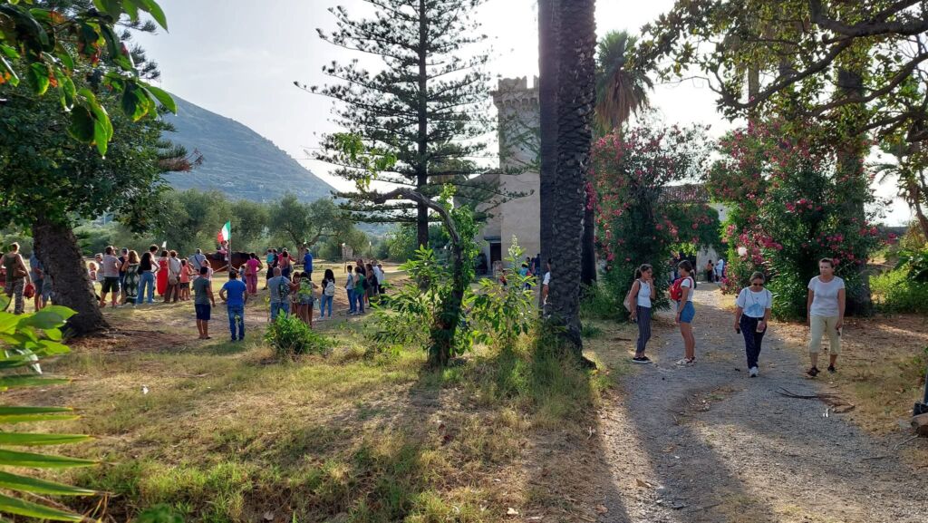 Tenuta del Castello Bordonaro, “La Tenuta Bordonaro apre le porte”, prove a cavallo per grandi e piccini all’interno del parco della tenuta comunale (“Battesimo della Sella e Caval Giocare”, a cura dell’Associazione Cavalieri della Valdemone - Pollina), con degustazione e merenda bimbi;